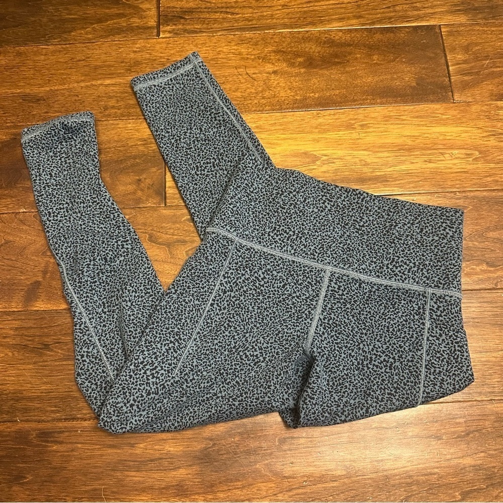 Athleta Salutation Stash II High Rise Blue Black Leopard Print 7/8 Leggings XS - Picture 5 of 12